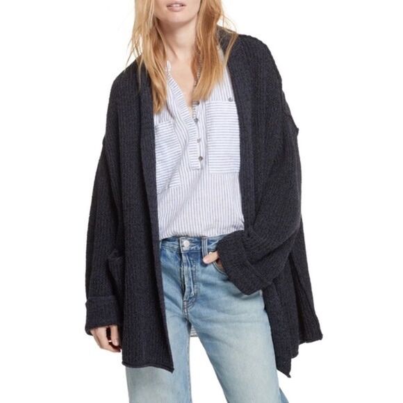 ✨HP✨Free People Low Tide Oversized Cardigan✨ - Picture 2 of 8